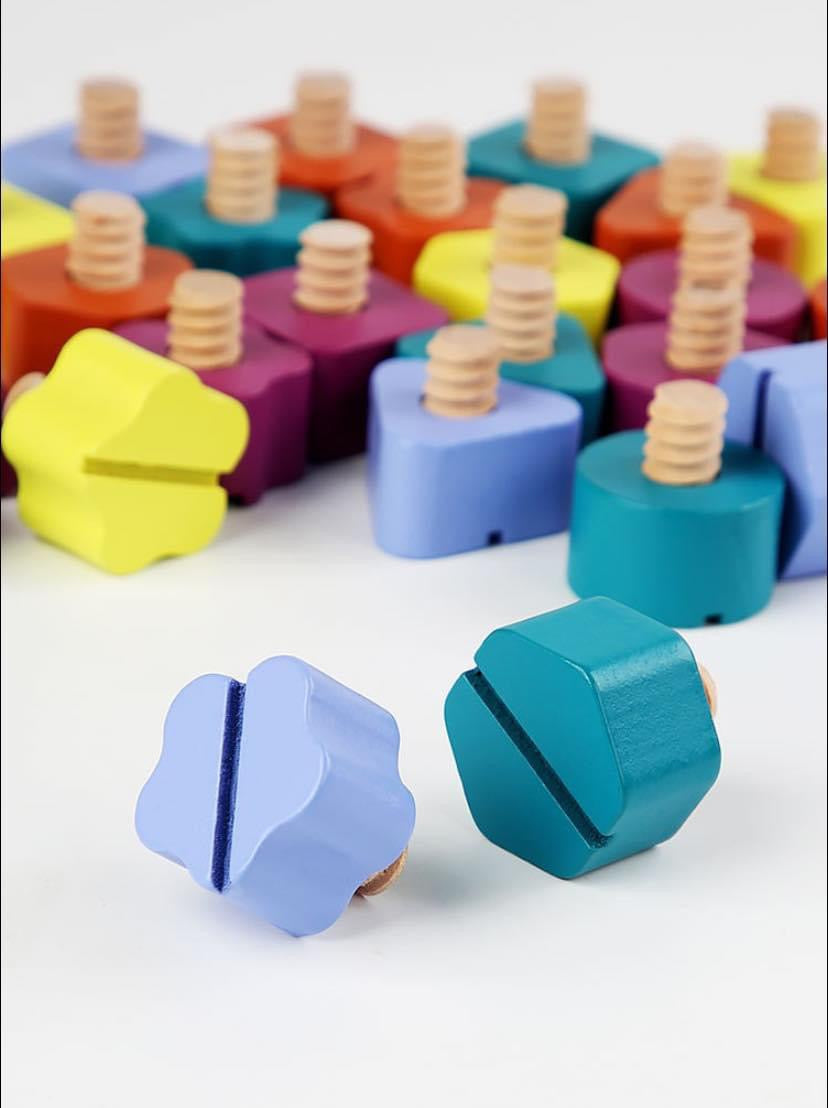 Montessori szivárvány fa csavaros formaberakó tábla – Színek és formák tanulása