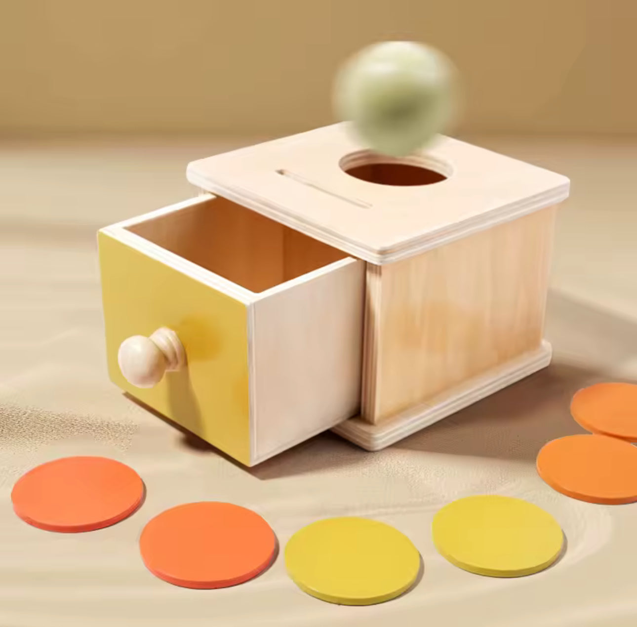 Montessori fából készült golyó es érmek doboz