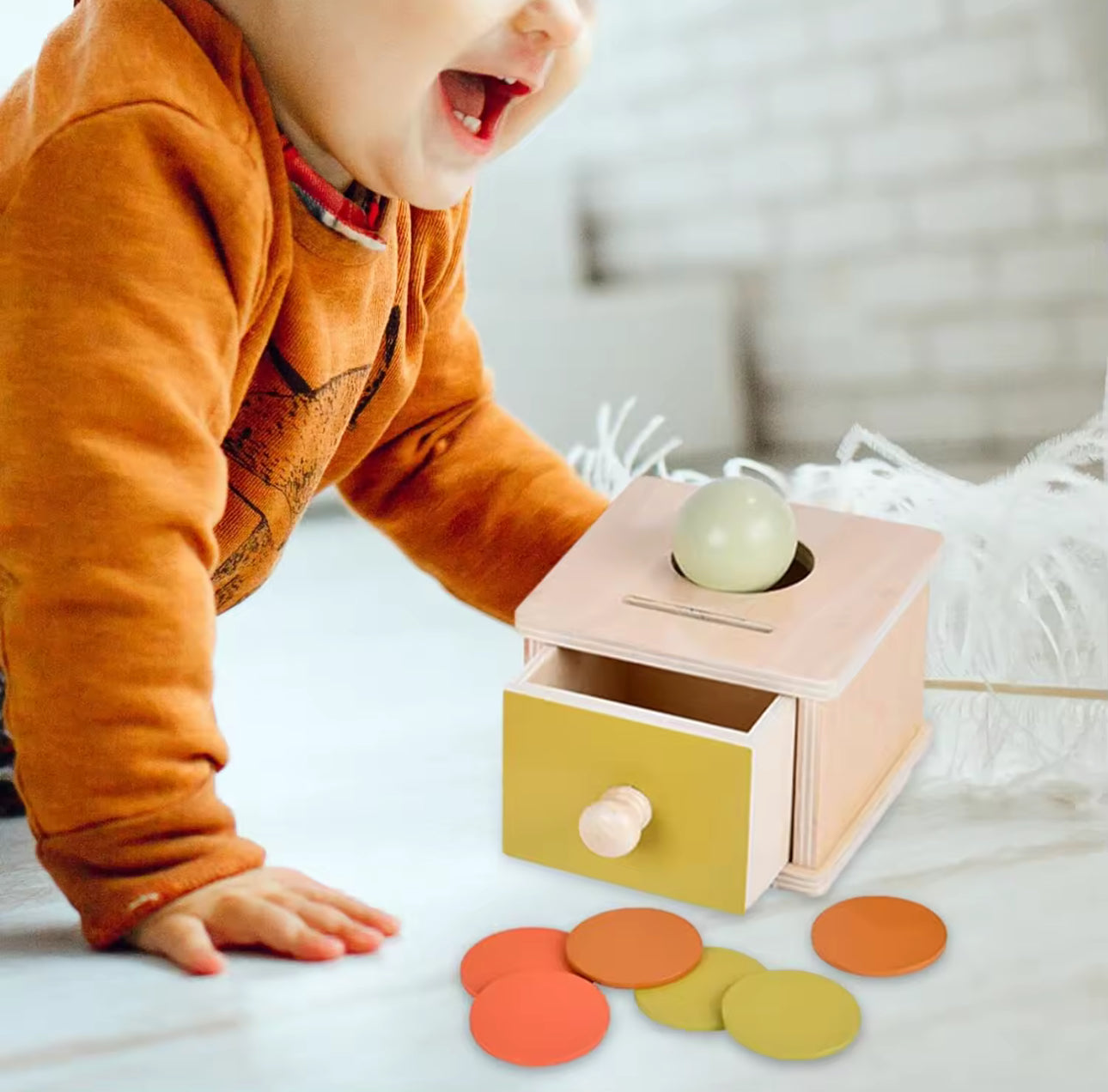 Montessori fából készült golyó es érmek doboz