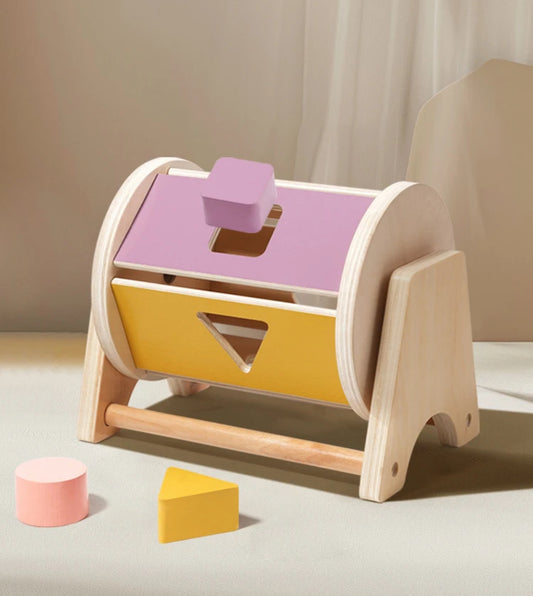 Fa forgódobos formabedobó játék színes formákkal kisgyermekeknek