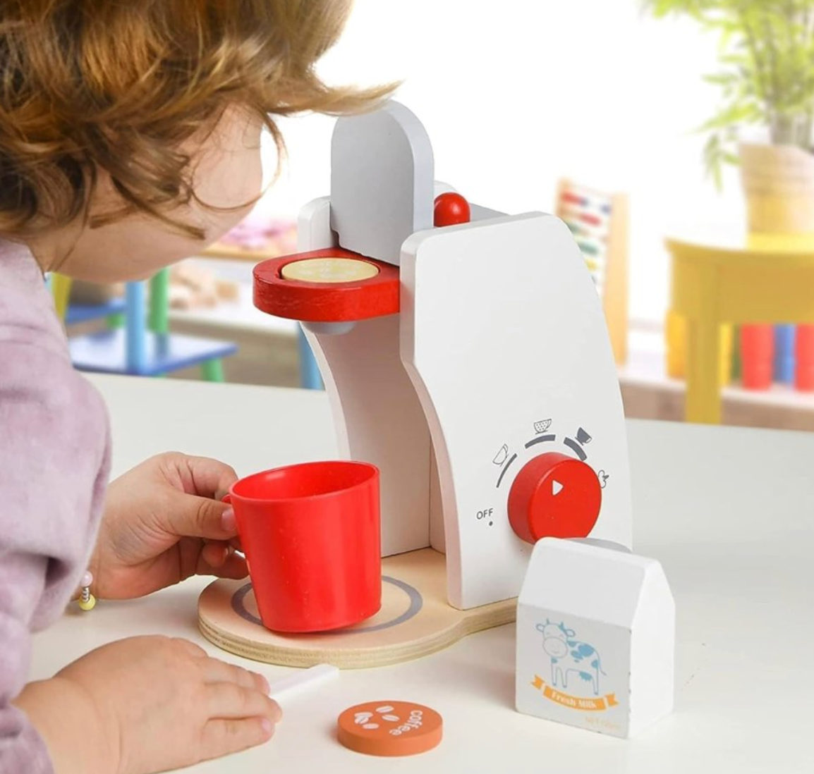 Montessori fa kávéfőző játék kapszulákkal, csészével és tejjel.