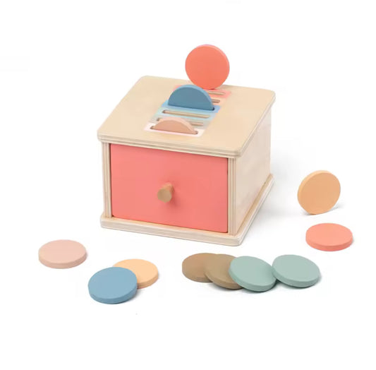 Montessori fa érme doboz színes érmékkel