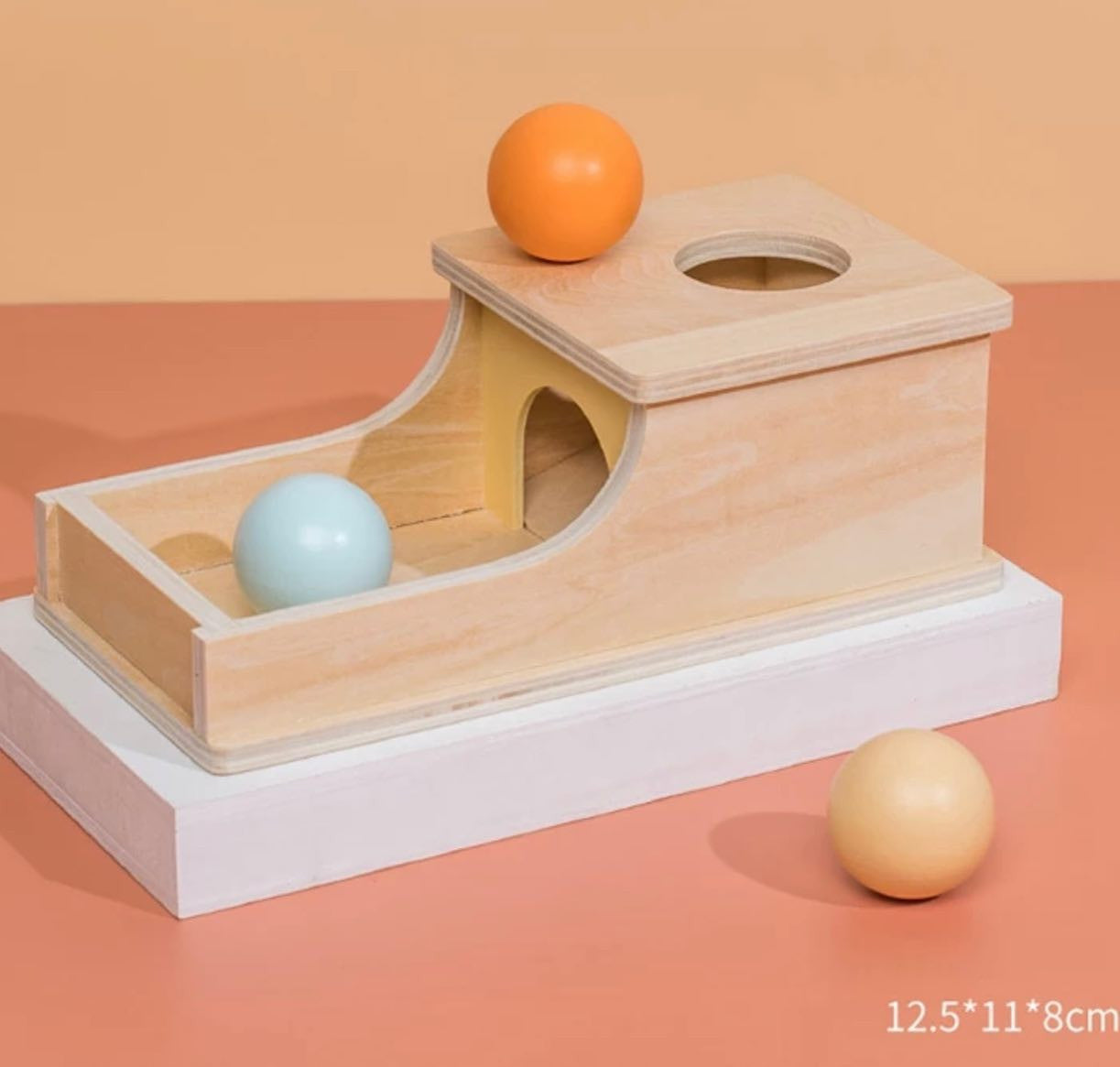 Montessori fa hosszú doboz labdával tárgyállandóság tanulásához