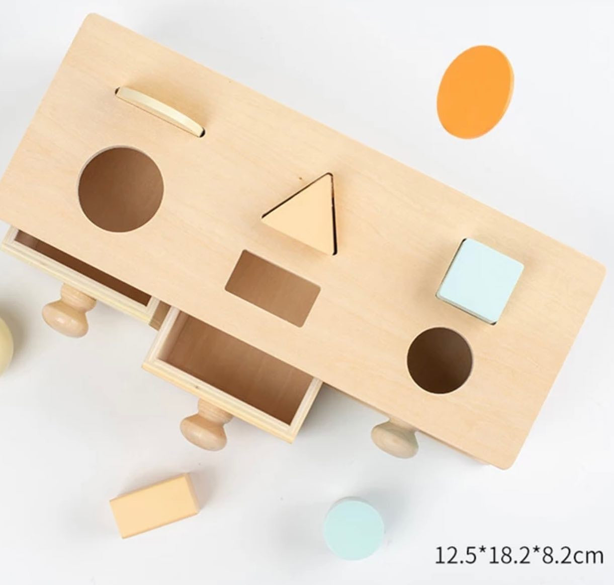 Montessori fa többfunkciós fiókos formabedobó doboz golyókkal és formákkal