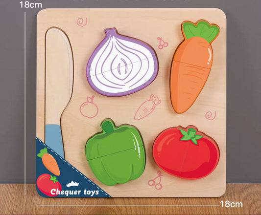 Fa vágós puzzle zöldségekkel: répa, paradicsom, uborka és hagyma a vágódeszkán fakéssel.