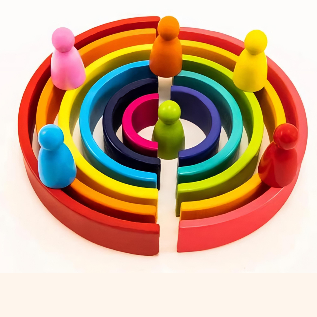 Fa szivárvány építő játék színes ívekkel, 20 cm széles és 10 cm magas.