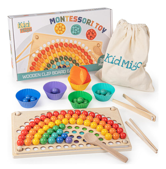 Montessori fa szivárványos szortírozó tábla színes golyókkal, poharakkal, csipesszel, kanállal, evőpálcikával és tárolózsákkal.