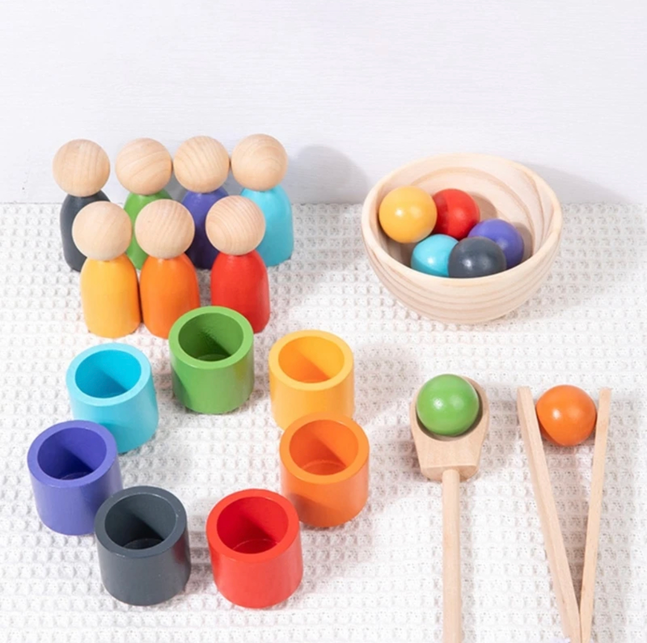 Montessori játék 7 különböző színű bábúval, golyóval és pohárkákkal