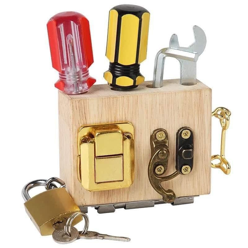 Montessori csavarhúzós matató kocka