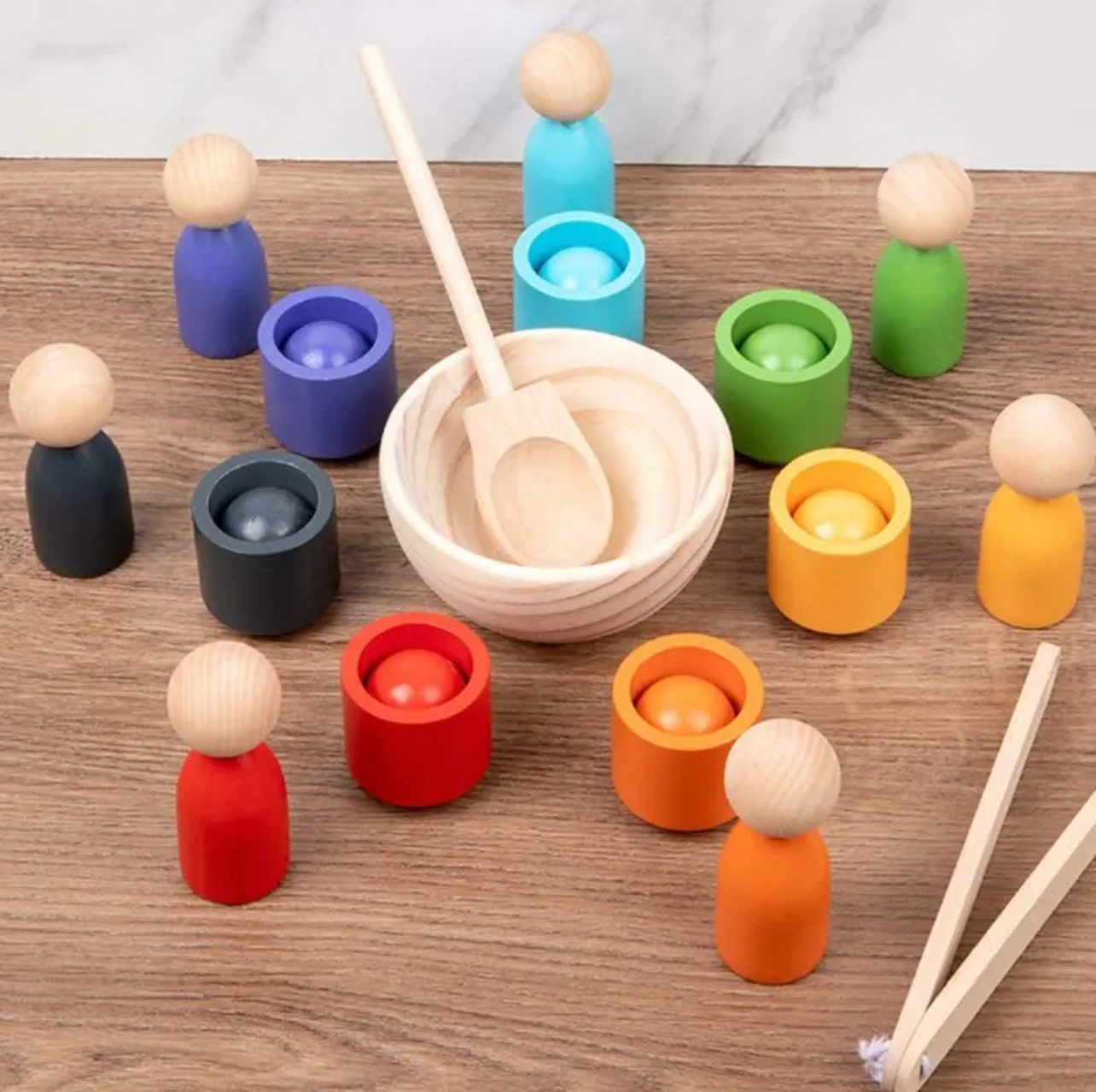 Montessori játék 7 különböző színű bábúval, golyóval és pohárkákkal