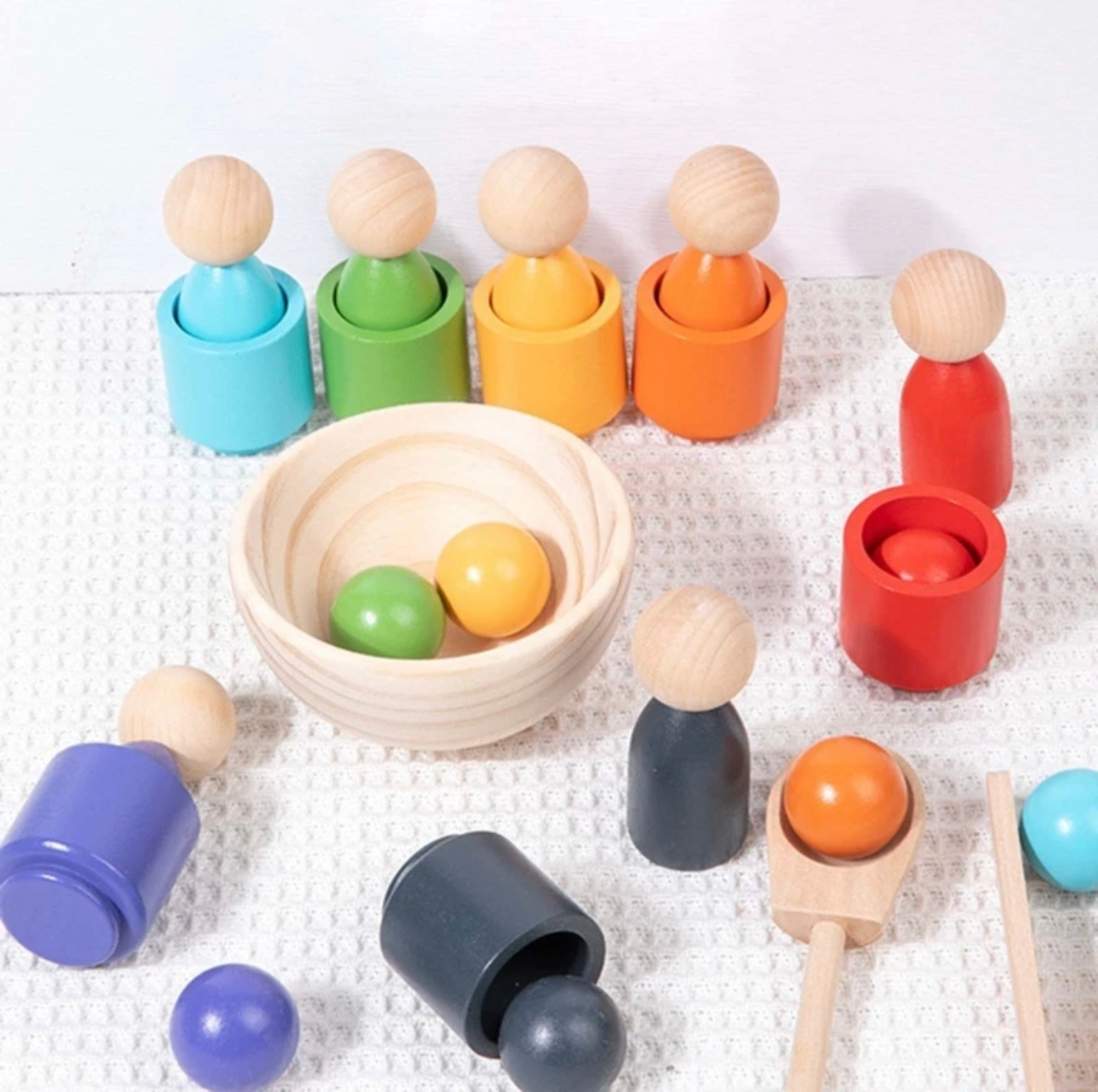 Montessori játék 7 különböző színű bábúval, golyóval és pohárkákkal