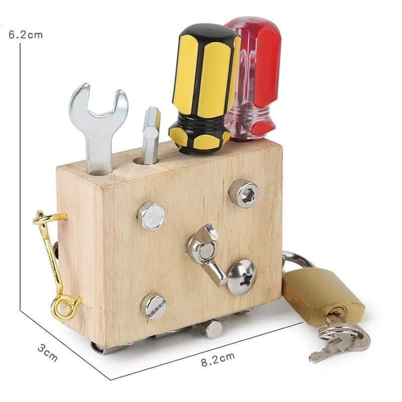 Montessori csavarhúzós matató kocka