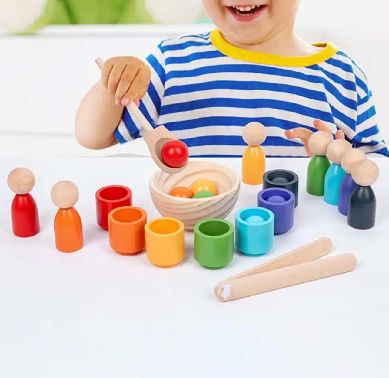 Montessori játék 7 különböző színű bábúval, golyóval és pohárkákkal