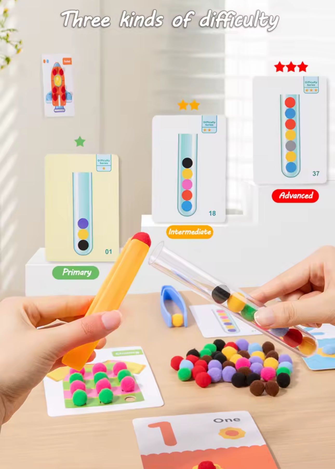 Csipeszek, csövek és színes plüssgolyók a Montessori Csipeszes Plüssgolyós Játék szettben