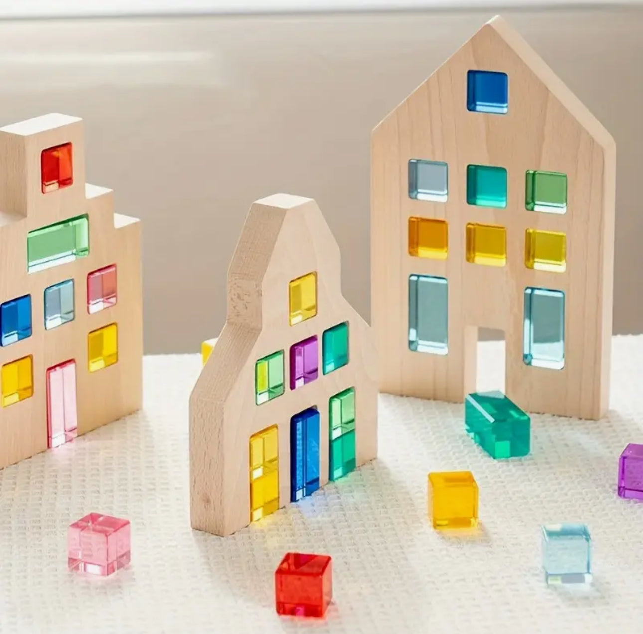 Montessori fa építőjáték házakkal és 50 db akril kockával