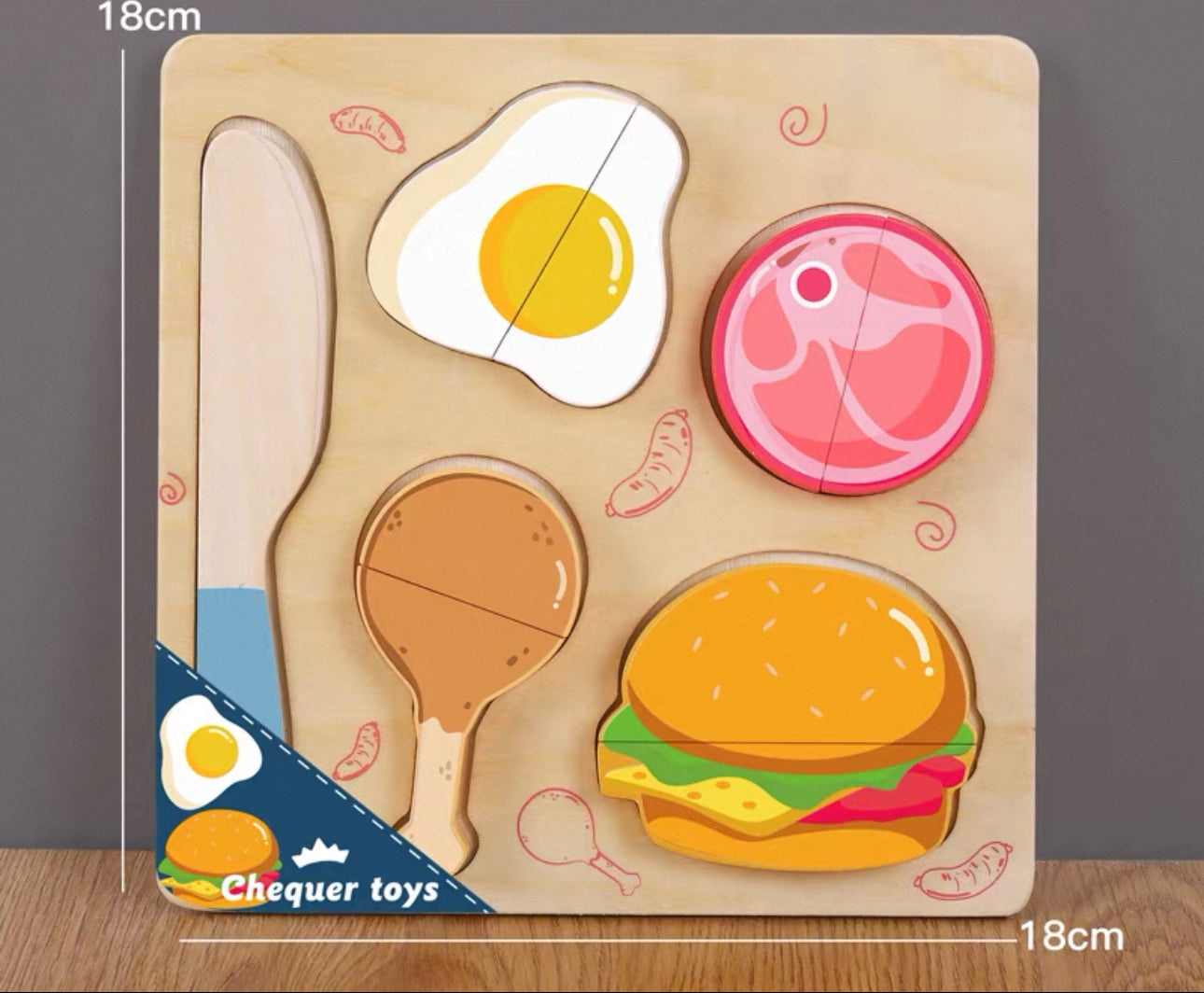 Fa vágós puzzle gyorsételekkel: hamburger, tojás, kolbász és steak a vágódeszkán fakéssel.