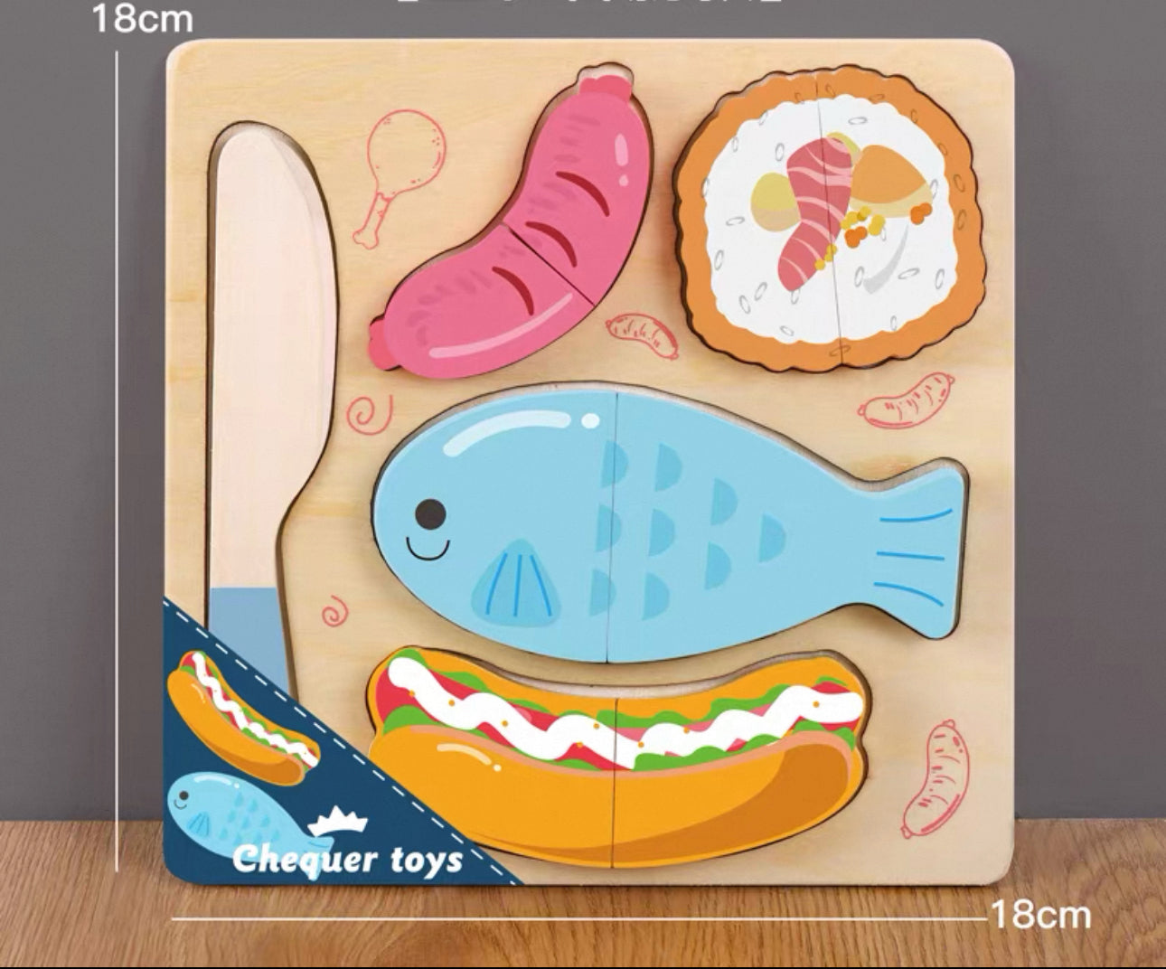 Fa vágós puzzle gyorsételekkel: hamburger, tojás, kolbász és steak a vágódeszkán fakéssel.