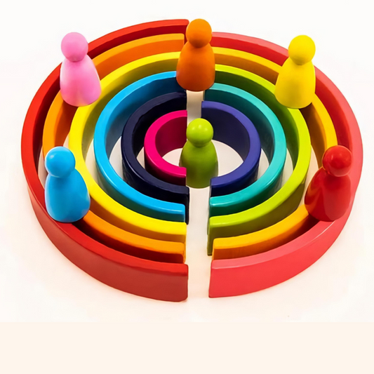 Fa szivárvány építő játék színes ívekkel, 20 cm széles és 10 cm magas.