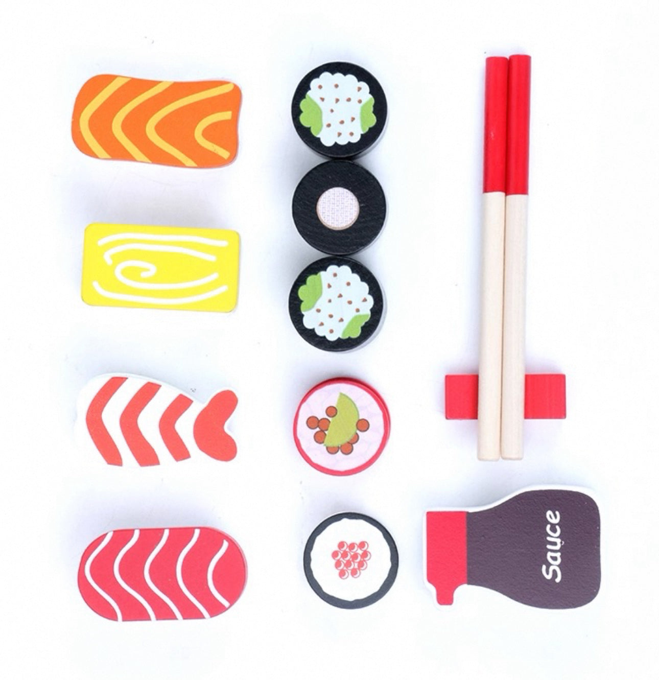 Fa sushi tálca különféle sushi darabokkal, pálcikával és szójaszósz üveggel.