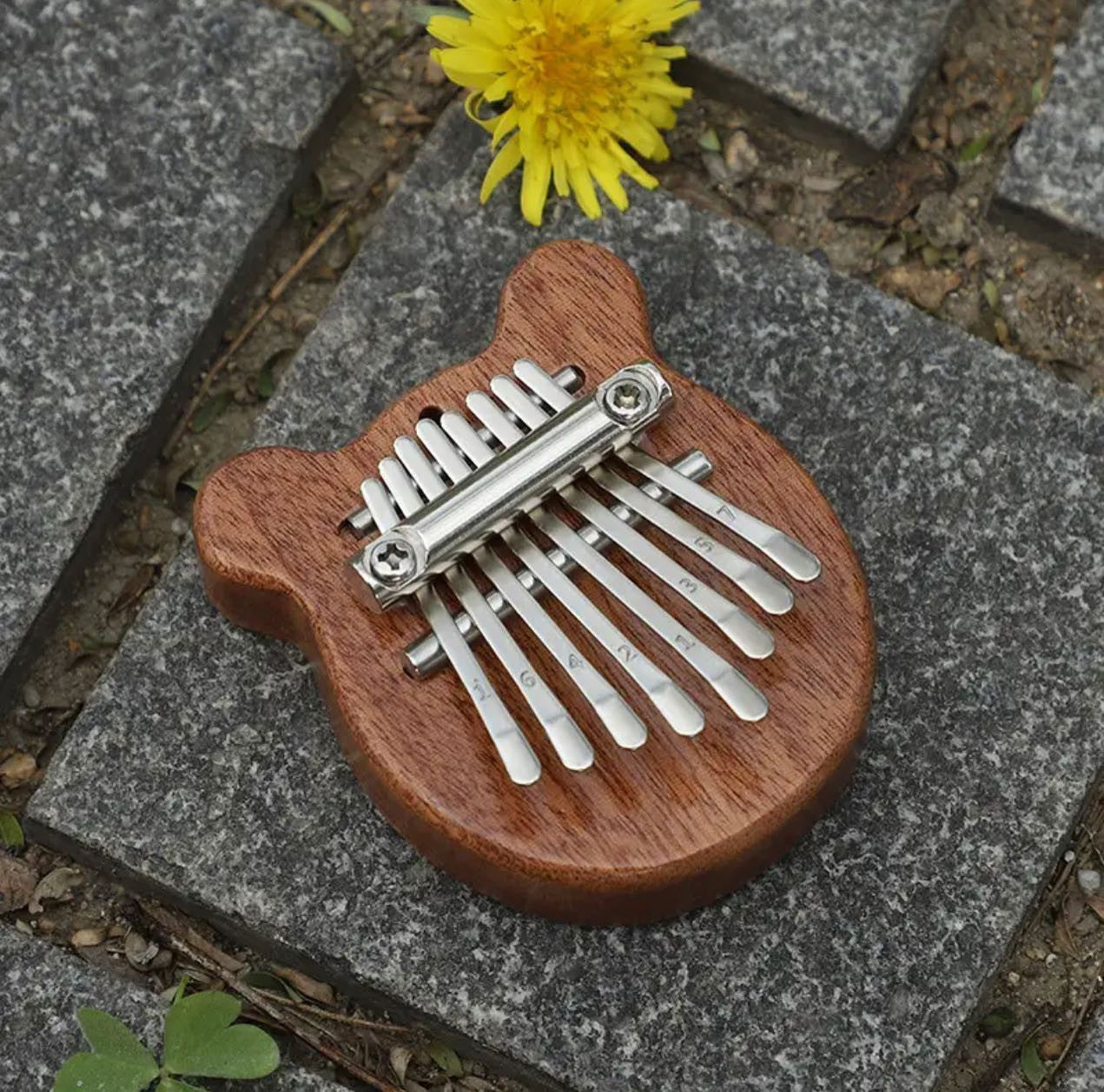 Mini kalimba szett zsinórral, nyakba akasztva vagy táskára rögzíthető.