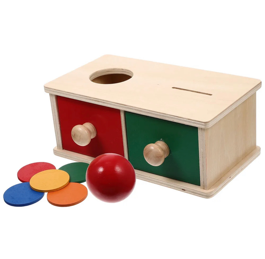 Montessori tárgyállandósági doboz piros labdával és érmékkel